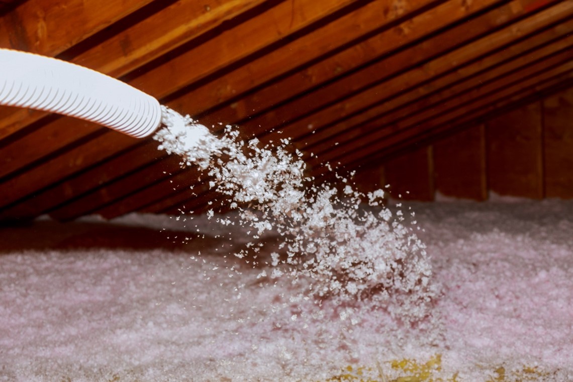 L’isolation par soufflage consiste à insuffler de l’isolant sous forme de flocons dans les combles.